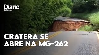 Cratera se abre em Minas Gerais e engole 70 metros de rodovia após chuva [upl. by Lifton687]