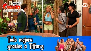 Tito le cobra a los que quieran mirar a Tiffany  Temporada 1  Casado con Hijos [upl. by Haroppizt]