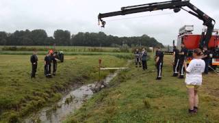 Verkleumd paard uit sloot gered [upl. by Nyroc]