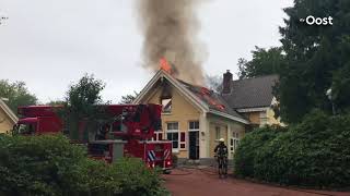 Grote brand in Oldenzaal vlammen slaan uit woning [upl. by Sansone]