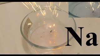 Experiment Nr 49 Natrium auf Wasser [upl. by Nyrhtak]