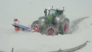 Kahlbacher Frässchleudern und Kahlbacher Schneepflüge auf Fendt Traktoren 💪 [upl. by Aibsel]