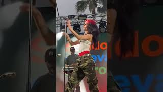 Natalia Lacunza es impresionante en directo Voz baile carisma 100 [upl. by Onfroi943]