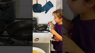 Pannenkoeken maken 👧🏻👦🏻🥞 funny [upl. by Aynotel168]