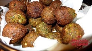 Falafel egipcio Taamia amp salsa de tahine  Albóndigas vegetales fritas [upl. by Atirrehs]