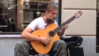 Impresionante guitarrista callejero en Polonia [upl. by Isherwood]