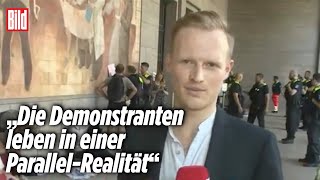 KlimaAktivisten kleben sich ans Finanzministerium  LiveBericht von CarlVictor Wachs [upl. by Harolda495]