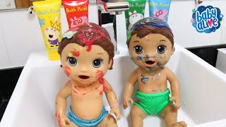 BABY ALIVE GÊMEOS LAURINHA E FELIPINHO TOMANDO BANHO NA PIA COM TINTA DE BANHO [upl. by Abih]