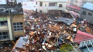 New footage of Tōhoku tsunami 日本の津波新しい映像 [upl. by Sirref454]