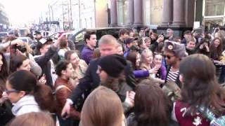 Russia Justin BIEBER ARRIVES IN MOSCOW ON LATEST TOUR STOP [upl. by Konopka]