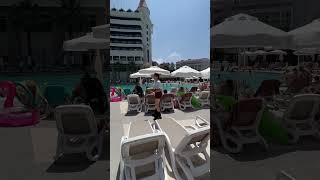 Hotel Kirman Leodikya Arycanda Turcja kelnerka na rolkach rollerskating skate waiter turkey [upl. by Mcnully]