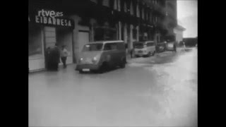 Gran temporal de olas en San Sebastian Donostia año 1965 NODO [upl. by Ebner]