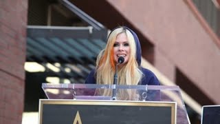 Avril Lavigne celebra 20 años de éxito con una estrella en Paseo de la Fama [upl. by Ishmael]