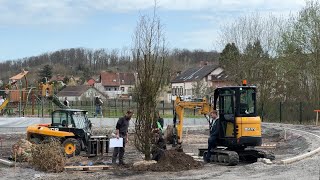 Plantation de la végétation devant la future salle culturelle de Rémelfing [upl. by Orodoet]