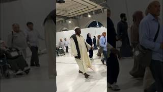 Gözleri görmeyen amca Kâbe’yi Tavaf ediyor 🕋Blind uncle performs Tawaf around Kaaba makkah muslim [upl. by Nosro]