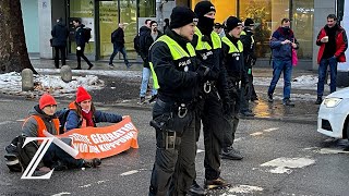 Aktivisten der Letzten Generation kleben sich auf Hauptstraße in München fest [upl. by Yeorgi]