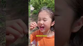 Eating mulberries will cause diarrhea Funny daily life of cute kids Lets find the feeling of [upl. by Alexina]