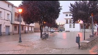 Los vecinos de Villaconejos de Trabaque se afanan por limpiar su localidad [upl. by Timms822]