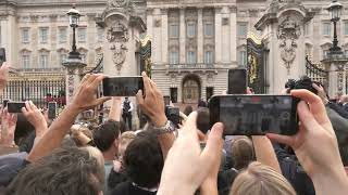 Le roi Charles III accueilli par des milliers de personnes à Buckingham Palace  AFP Images [upl. by Attenauqa795]