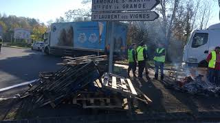 Les Gilets Jaunes bloquent toujours le Rond Point de La Cavaille à Bergerac ce lundi 19 novembre [upl. by Reinaldo543]