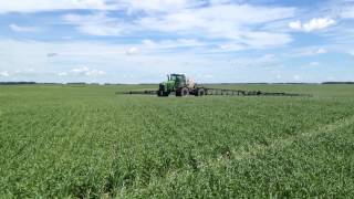 John Deere 4940 sprayer in Saskatchewan [upl. by Rimidalg]