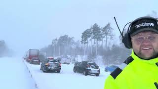 Snökaos på E22 vid Linderöd [upl. by Nylorahs]