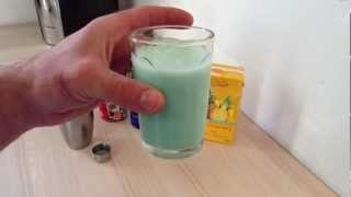 Faire un cocktail Blue Hawaiian  Recette Cocktail Rhum Curacao [upl. by Callan571]