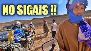 Nos AVISAN de que algo le pasa al CAMINO E05 Viaje en moto por AFRICA [upl. by Fulbert638]