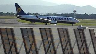 milano bergamo orio al serio BGY rullaggio aereo della ryanair b737800 al parcheggio [upl. by Leisam263]