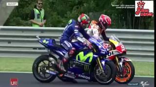 Maverick Vinales vs Marc Marquez Senggolan di Sirkuit Sachsenring Jerman  MOTOGP 2017 [upl. by Suedaht]