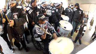 Bateria da gavioes no primeiro jogo do mundial indo para toyota stadium [upl. by Inneg]