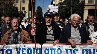 Grecia manifestazione dei pensionati nuovi tagli in arrivo  world [upl. by Anilet]