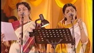 Lata amp Usha Mangeshkar  Gore Gore O Baanke Chore Live Performance [upl. by Amees]