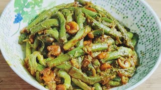 Lothi Chingri Recipe  কচুর লতি দিয়ে চিংড়ি মাছের এই রান্না দারুণ 👌 [upl. by Sullecram]