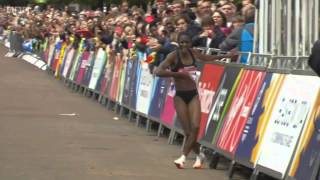 Corredora cae desfallecida antes de cruzar la meta en el Marathon Commonwealth Games 2014 [upl. by Sallee]