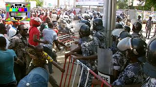 Les militants font céder les barricades mais le canon à eau neuf prend le dessus [upl. by Daraj962]