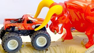 MONSTER JAM  EL TORO LOCO  BULL FIGHT  GRAVE DIGGER  HOT WHEELS MONSTER TRUCKS  MAXD [upl. by Ecirtemed358]