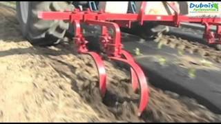 Installation des minitunnels avec une dérouleuse Mechanical Transplanter  Dubois Agrinovation [upl. by Wesla299]