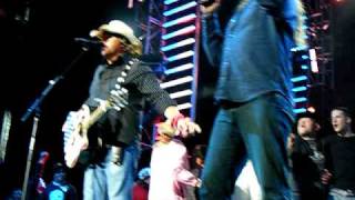 Toby Keith amp Trace in Bristow Va 9122009 Walter Reade hospital  wounded soldiers [upl. by Oiciruam]