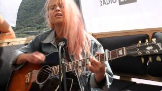 Kyla La Grange «Vampire Smile»  live im srf3camp in Gampel [upl. by Beutler]