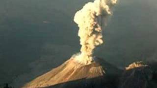 Explosión del Volcán Santiaguito  Volcano Explosion [upl. by Depoliti665]