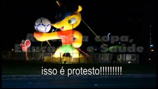 Mascote da Copa do Mundo sendo esfaqueado  Brasília  Protesto [upl. by Englis]