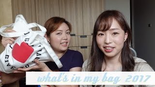 十年好友突襲包包！whats in my bag 2017 ft 莊莊 l EVALIN [upl. by Anitreb]