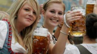 Oktoberfest mit der Hochzeitsmarsch dirndls und bier [upl. by Hills]