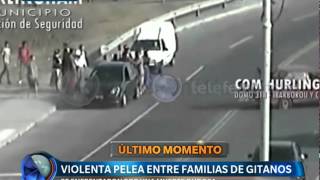 Pelea entre familias de gitanos  Telefe Noticias [upl. by Assital579]