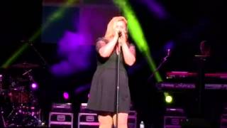 Kelly Clarkson quotShake it Offquot Taylor Swift cover Buffalo 102514 [upl. by Jaela]