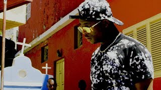 Ninho  Un Poco Clip officiel [upl. by Enillebyam311]