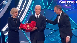 Sanremo 2024  Il premio alla carriera a Gaetano Castelli scenografo del Festival [upl. by Anaila]