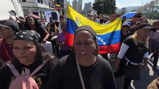 Profesores de Venezuela marchan para exigir mejores salarios  AFP [upl. by Sairacaz]