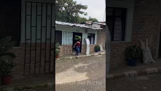 Broma en la calle🤣 el tubo misterioso 🤫 bromascallejeras humor video comedia [upl. by Ennirac]